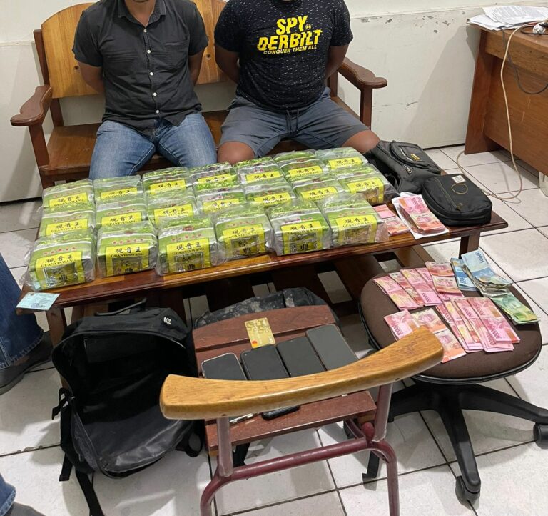 Dua oknum TNI kedapatan membawa 20 bungkus seberat 20 kg narkoba jenis sabu. Mereka ada di pinggir jalan di Jl Panglima Aim, Kelurahan Tanjung Hulu, Kecamatan Pontianak Timur, Pontianak ketika penggerebekan. (foto: MediaKalbar)
