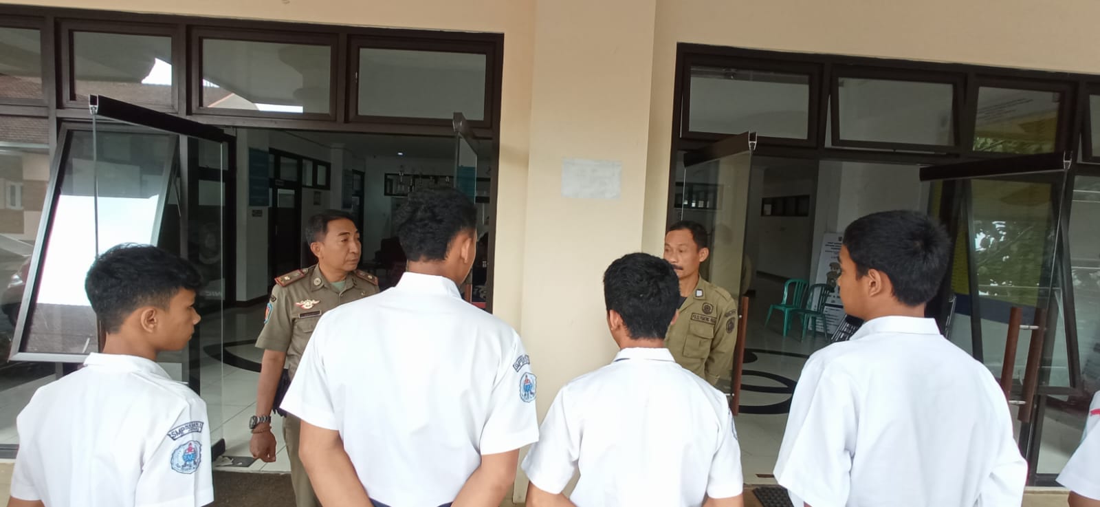 Para siswa yang bolos sekolah kedapatan nongkrong di warung digelandang ke Kantor Satpol PP dan Damkar