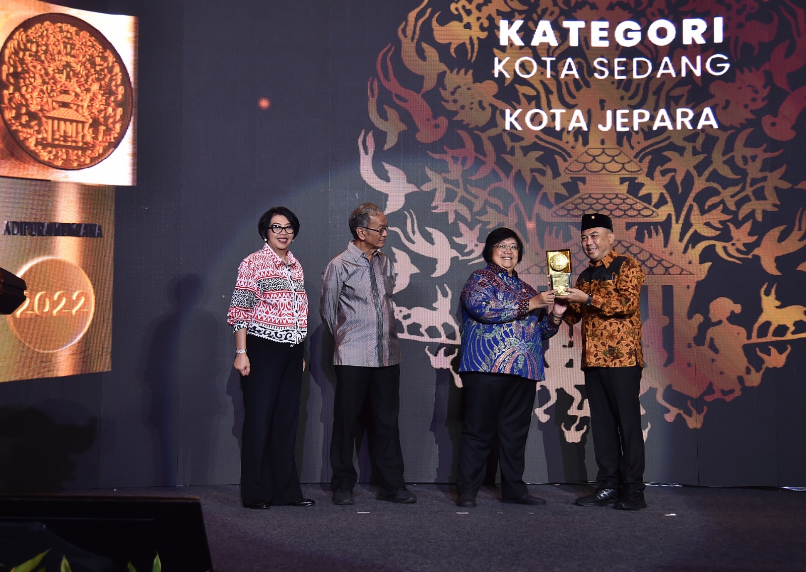 Penganugerahan penghargaan Adipura Kencana oleh Menteri Lingkungan Hidup dan Kehutanan Siti Nurbaya Bakar kepada PJ Bupati Jepara Edy Supriyanta pada Selasa (28/02).