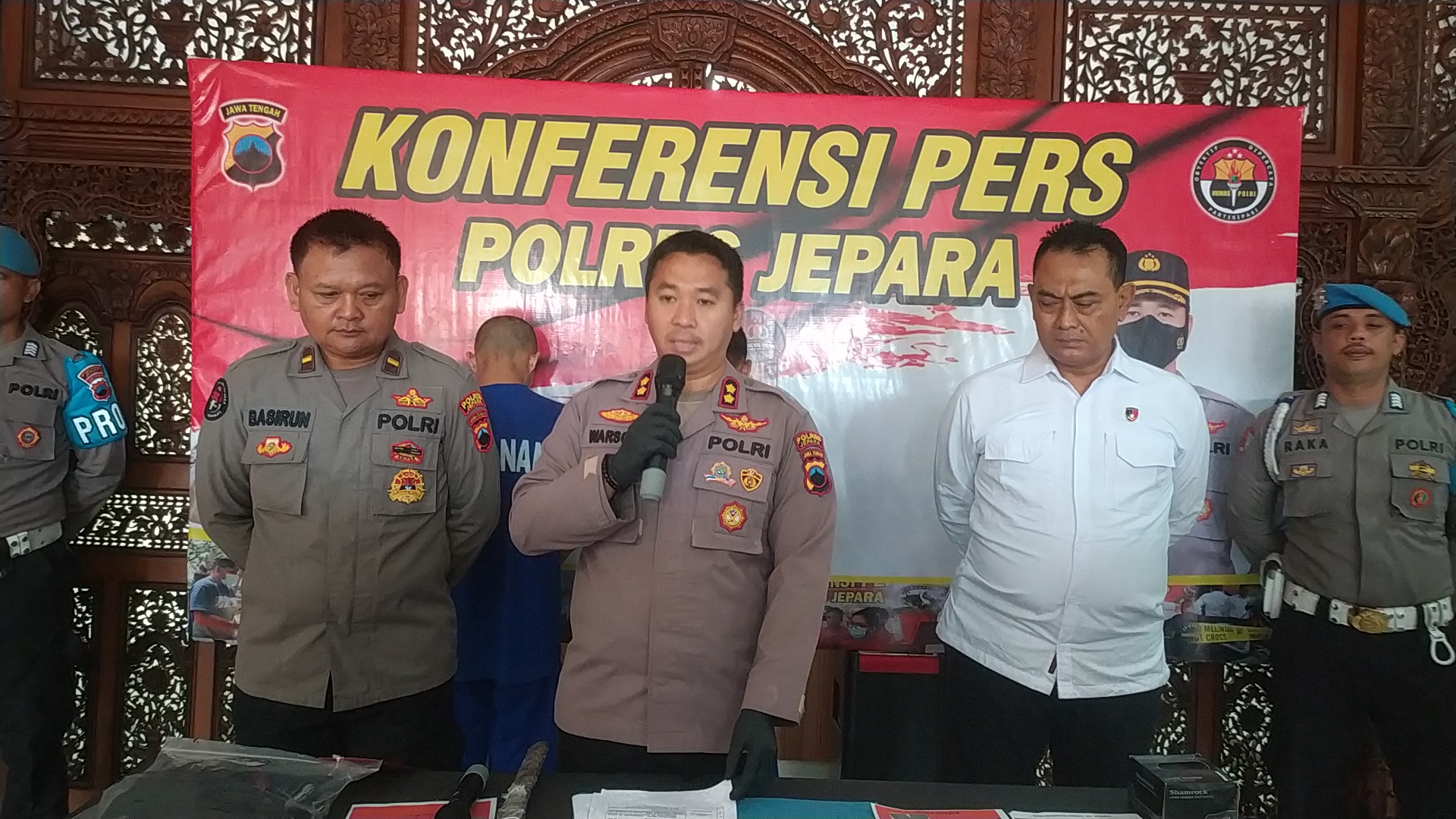Rilis kasus RA (20) yang tega menyayat pipi temannya sendiri lantaran temannya itu sulit membayar hutang