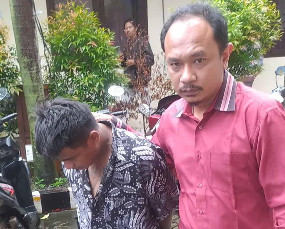 Pelaku pembacokan terhadap temannya sendiri di Jepara tertunduk lesu setelah diamankan, Selasa (28/2)