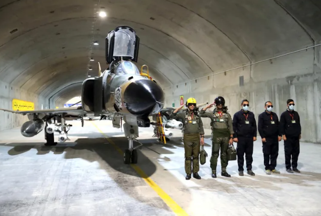 Jet tempur di pangkalan udara Eagle 44 yang ditunjukkan oleh tentara Iran (Al Jazeera)