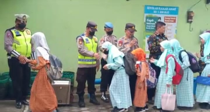 Kapolsek Jekulo AKP Bambang Sutaryo bersama jajaran polsek berkunjung ke SD 1 Jekulo pada Rabu (1/2) sebagai tindak lanjut kabar penculikan anak di Kudus (adm/klikfakta)
