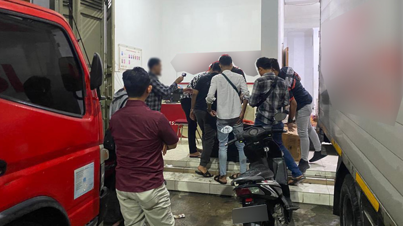 Petugas Bea Cukai Kudus berhasil menggagalkan upaya pengiriman rokok ilegal melalui jasa ekspedisi di wilayah Kecamatan Jati, Kabupaten Kudus. (Bea Cukai Kudus)