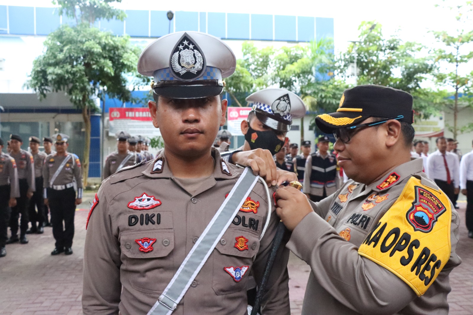 Penyematan pita operasi dalam apel gelar pasukan pada Selasa (7/2) menjadi penanda mulanya Operasi Keselamatan Lalu Lintas Candi 2023