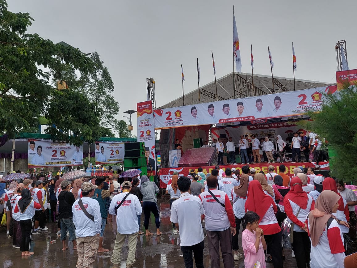 kegiatan jalan sehat untuk peringatan hari ulang tahun ke-15 Partai Gerindra di GOR Balai Jagong Wergu Wetan, Minggu (12/2).