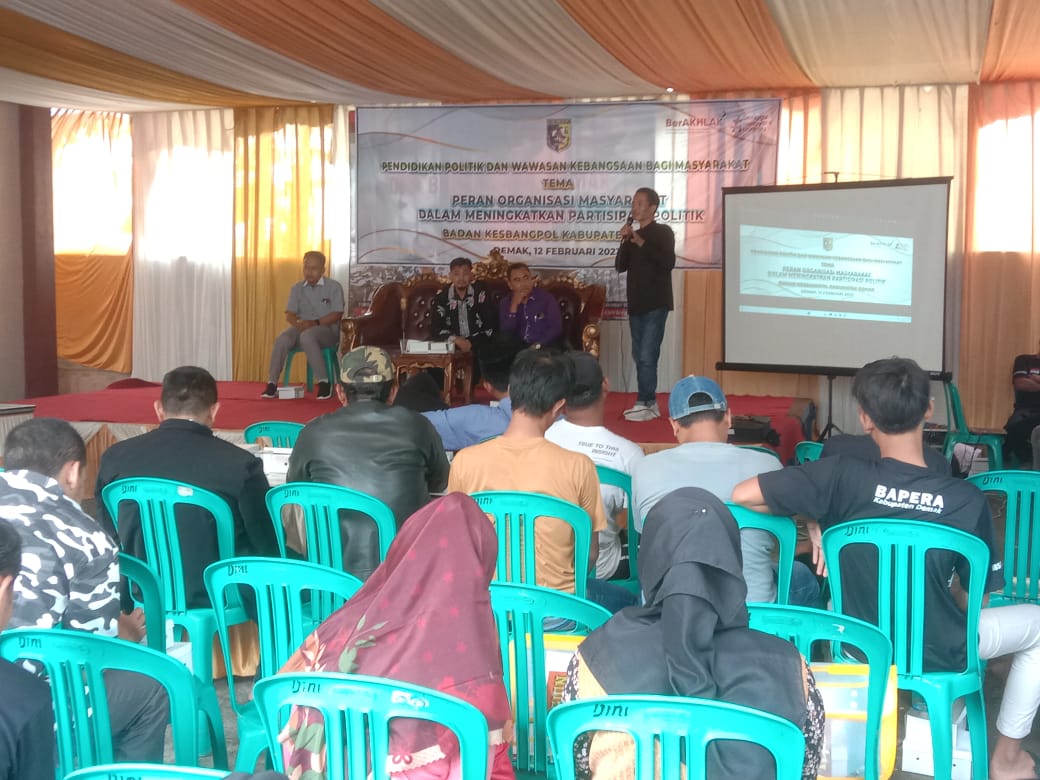 pendidikan politik dan wawasan kebangsaan bagi masyarakat (Minggu,12/2) mengulas tentang peran organisasi masyarakat dalam meningkatkan partisipasi politik masyarakat.