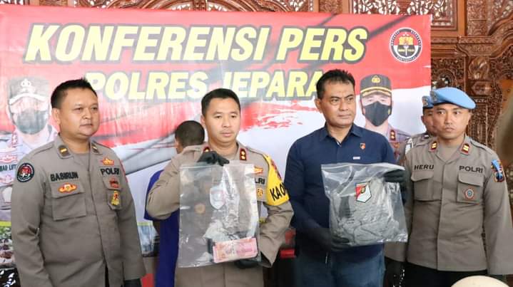 Aksi penjambretan yang dilakukan oleh pria berinisial IKN (22) pada Jumat (27/01) di jalan Desa Kalipucang Wetan, Kecamatan Welahan, Kabupaten Jepara berhasil digagalkan warga