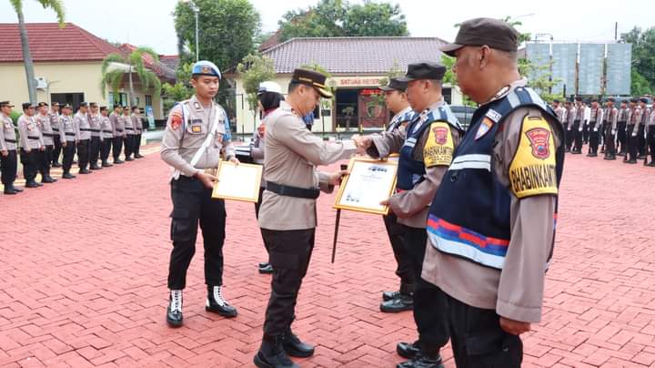 Tiga personel Bhayangkara Pembina Keamanan dan Ketertiban Masyarakat (Bhabinkamtibmas) di Kabupaten Jepara mendapat penghargaan dari Kapolres Jepara, AKBP Warsono dalam upacara Hari Kesadaran Nasional pada 17 Februari 2023