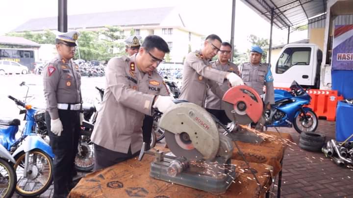 Polres Jepara musnahkan ratusan knalpot brong hasil Operasi Keselamatan Lalu Lintas Candi tahun 2023. (Klikfakta/Polres Jepara)