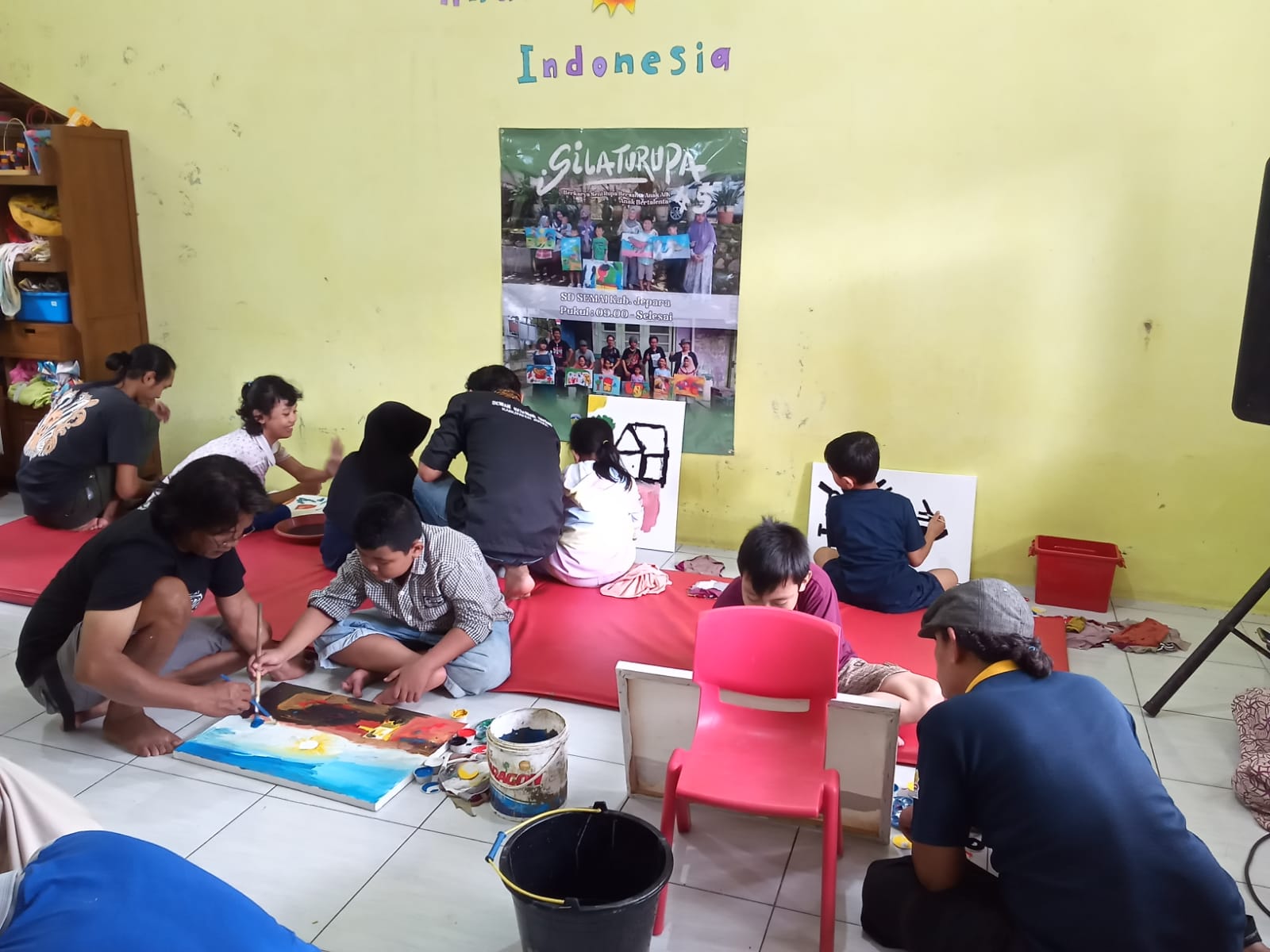 siswa berkebutuhan khusus dari Sekolah Dasar (SD) Semai Desa Senenan, Kecamatan Tahunan, Kabupaten Jepara mengikuti terapi melukis pada Minggu (26/01) pagi.