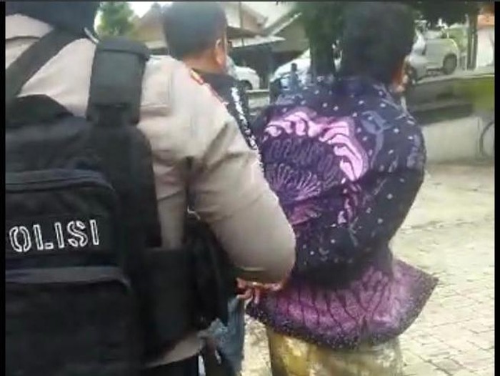 DPO bandar sabu bernama Abdul Azis (43) membuat heboh resepsi pernikahan anaknya karena diringkus polisi saat hendak jadi wali nikah anak perempuannya (Foto: detikjatim)