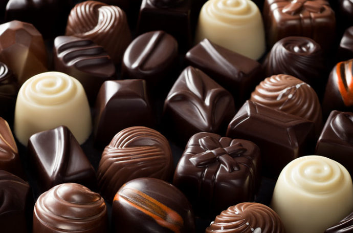 Coklat punya hubungan erat dengan hari valentine. Ini dilihat dari banyaknya varian coklat menjelang valentine
