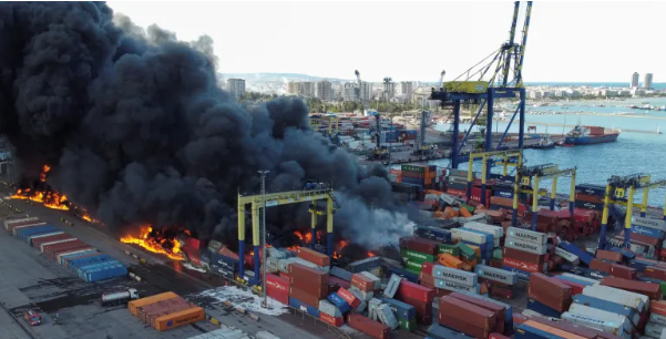 Ratusan peti kemas terbakar di Pelabuhan Iskenderun pada Selasa (7/2). Mengakibatkan pelabuhan itu harus berhenti beroperasi. Api mulai muncul pada Senin malam. (Foto: Reuters)