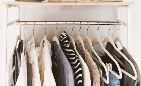 Contoh pakaian di capsule wardrobe yang minimalistik namun mampu memberi banyak pilihan padu padan (foto: SustainablyChic)