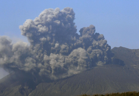Erupsi gunug berapi di Sakurajima, prefektur Kagoshima pada 8 Februari 2023 (Kyodo News)