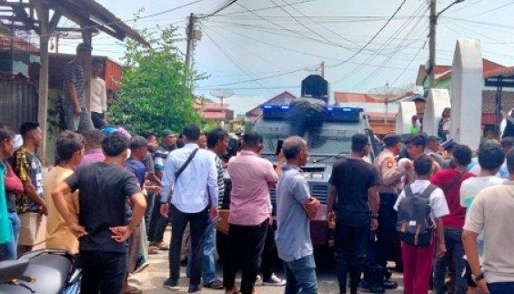 Massa mengepung kantor Keuchik Pusong Lama tempat ODGJ yang diduga penculik anak diamankan (foto: SerambiNews)