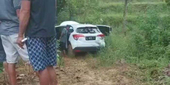 Penampakan mobil HRV putih yang kesasar di hutan selatan Gunung Liwung Desa Wukirsari (Foto: detikjateng)