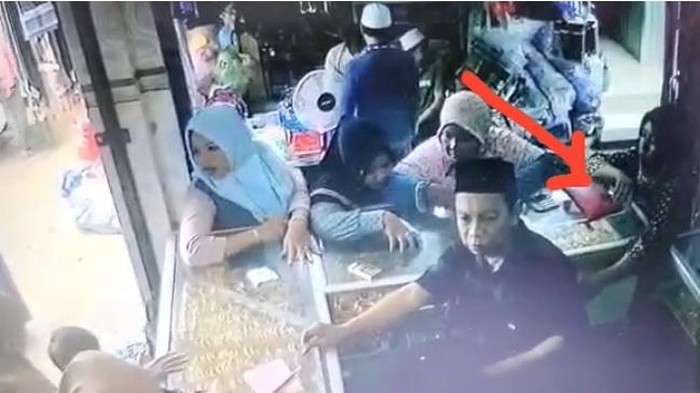 Rekaman CCTV memperlihatkan aksi penurian di toko emas di Sumenep. Namun, pencurinya kembalikan emas curiannya setelah aksi itu viral di media sosial (Foto: detikjatim)