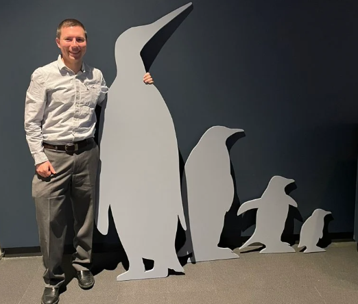 Bukan Penguin Kecil Imut, Penguin Purba Ini Sebesar Manusia 1 perbandingan ukuran