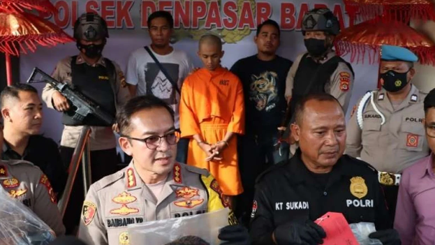 Pria bernama I Kadek Juniarta (18) di Denpasar tega bunuh pacarnya sendiri yang berinisial NMDS (16). Dalam rilis kasus Rabu (8/2) Kapolresta Denpasar mengungkapkan alasannya