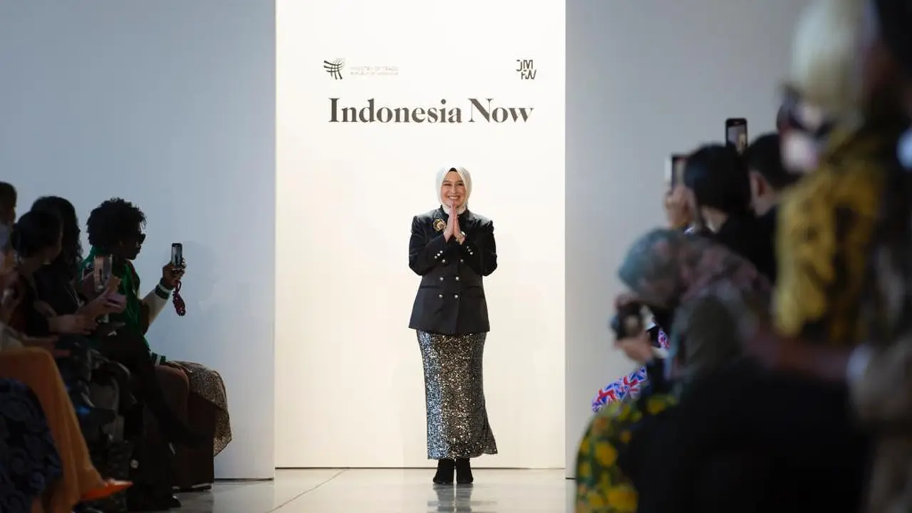 Owner Zeta Privé, Trisha Chas membawakan 10 koleksinya di New York Fashion Week 2023 (liputan6)
