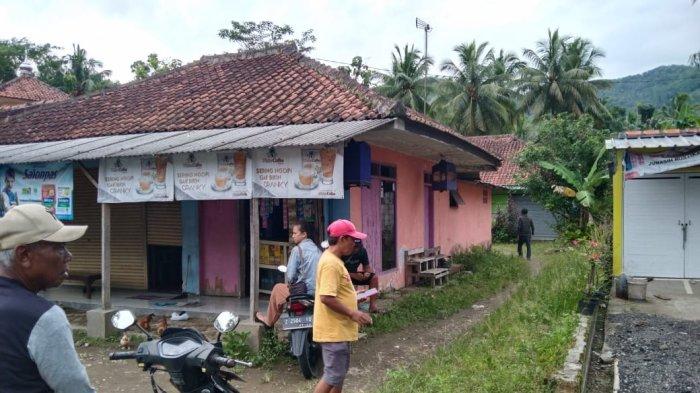 Warung kopi yang terletak di RT 7/4 Dusun Nagrak, Desa Karangsari, Kecamatan Padaherang, Kabupaten Pangandaran digerebek warga dan pemerintah desa setempat (Foto: TribunJabar)