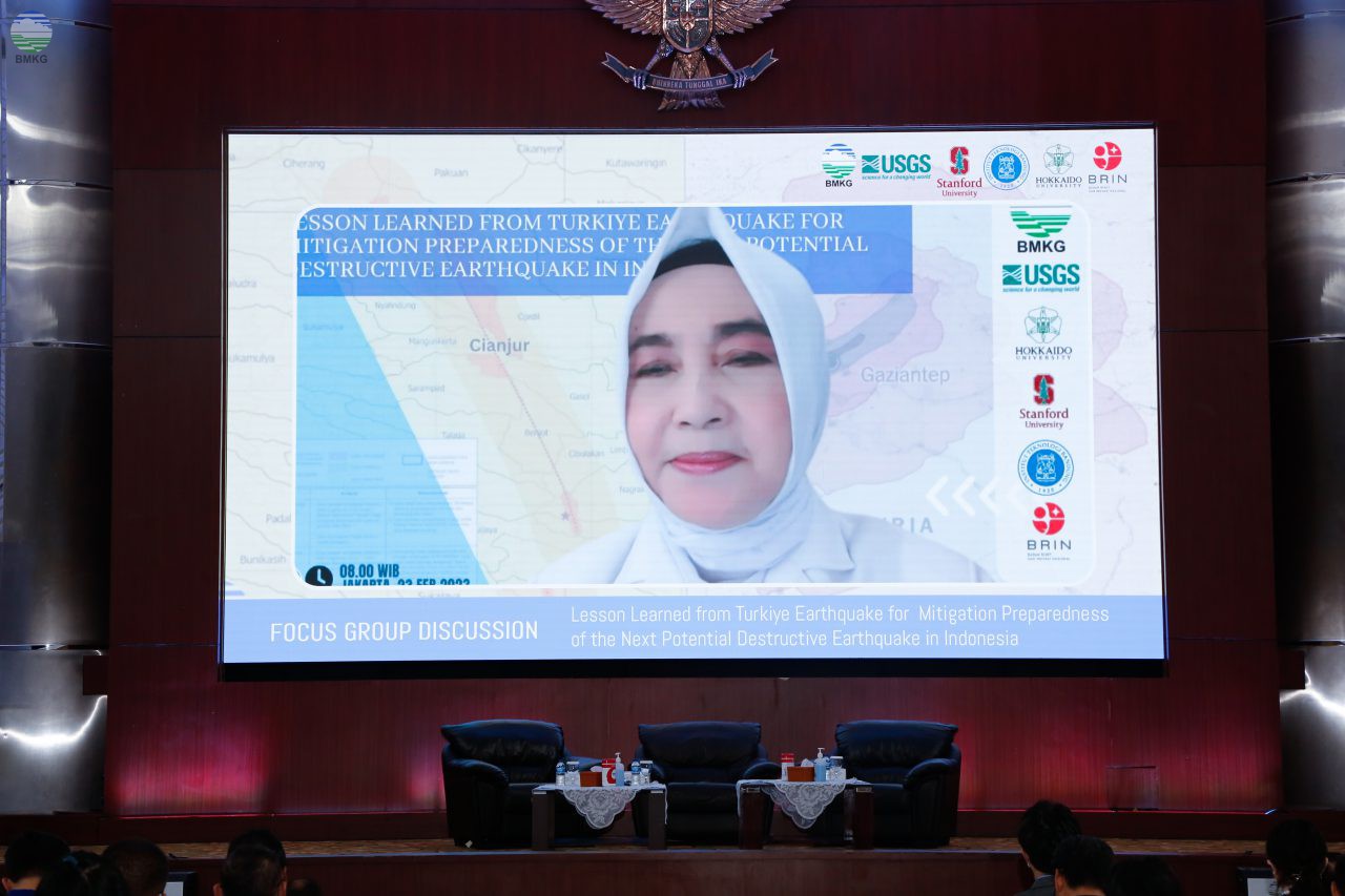 Kepala Badan Meteorologi Klimatologi dan Geofisika (BMKG) Dwikorita Karnawati dalam Focus Group Discussion "Lesson Learned from Turkey Earthquake for Mitigation Preparedness of the Next Potential Destructive Earthquake in Indonesia". (foto: BMKG)
