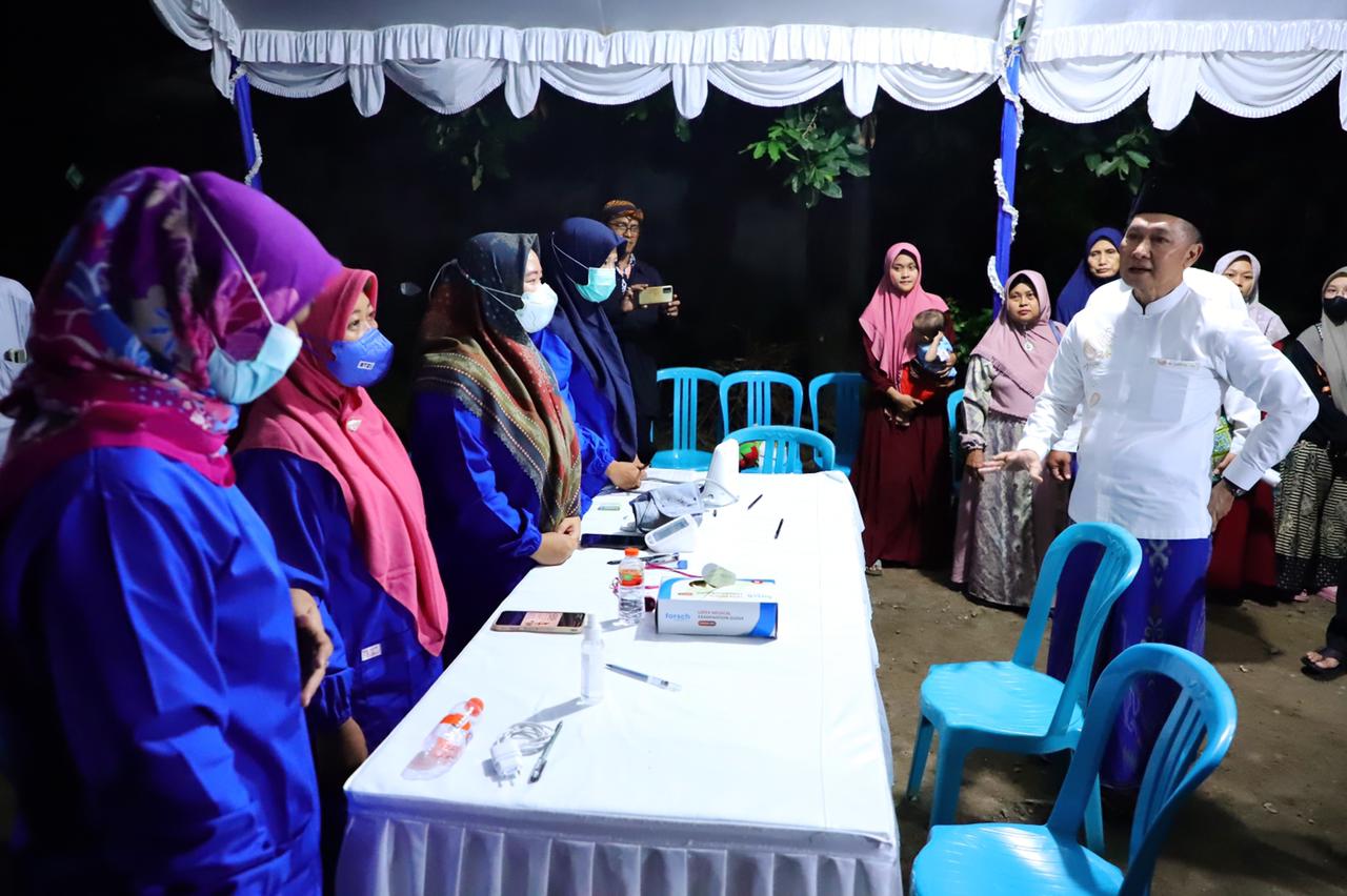Bupati Kudus Hartopo meninjau posko vaksinasi malam hari di Masjid Muhajirin di Desa Besito, Kecamatan Gebog, Kabupaten Kudus, Rabu (29/3) (Istimewa)