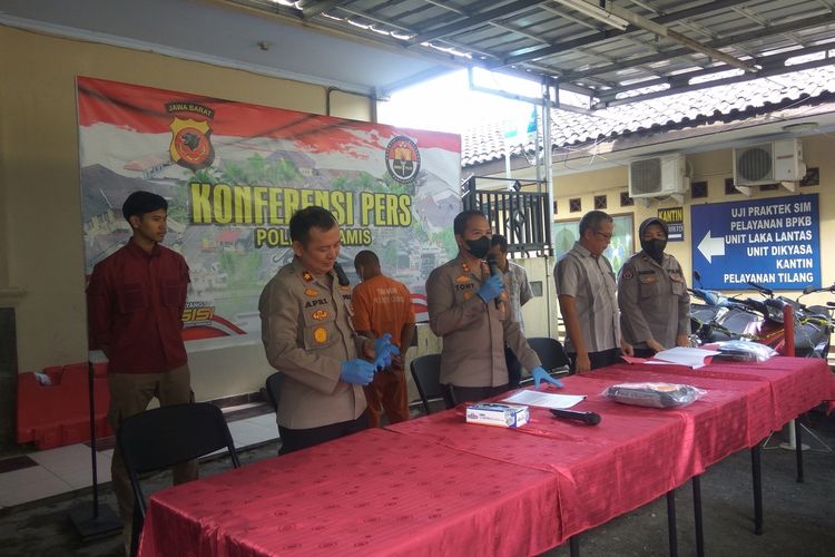 Rilis kasus ayah tiri yang tega memperkosa anak tirinya sampai melahirkan di Mapolres Ciamis, Rabu (1/3) (Foto: Kompas.com)