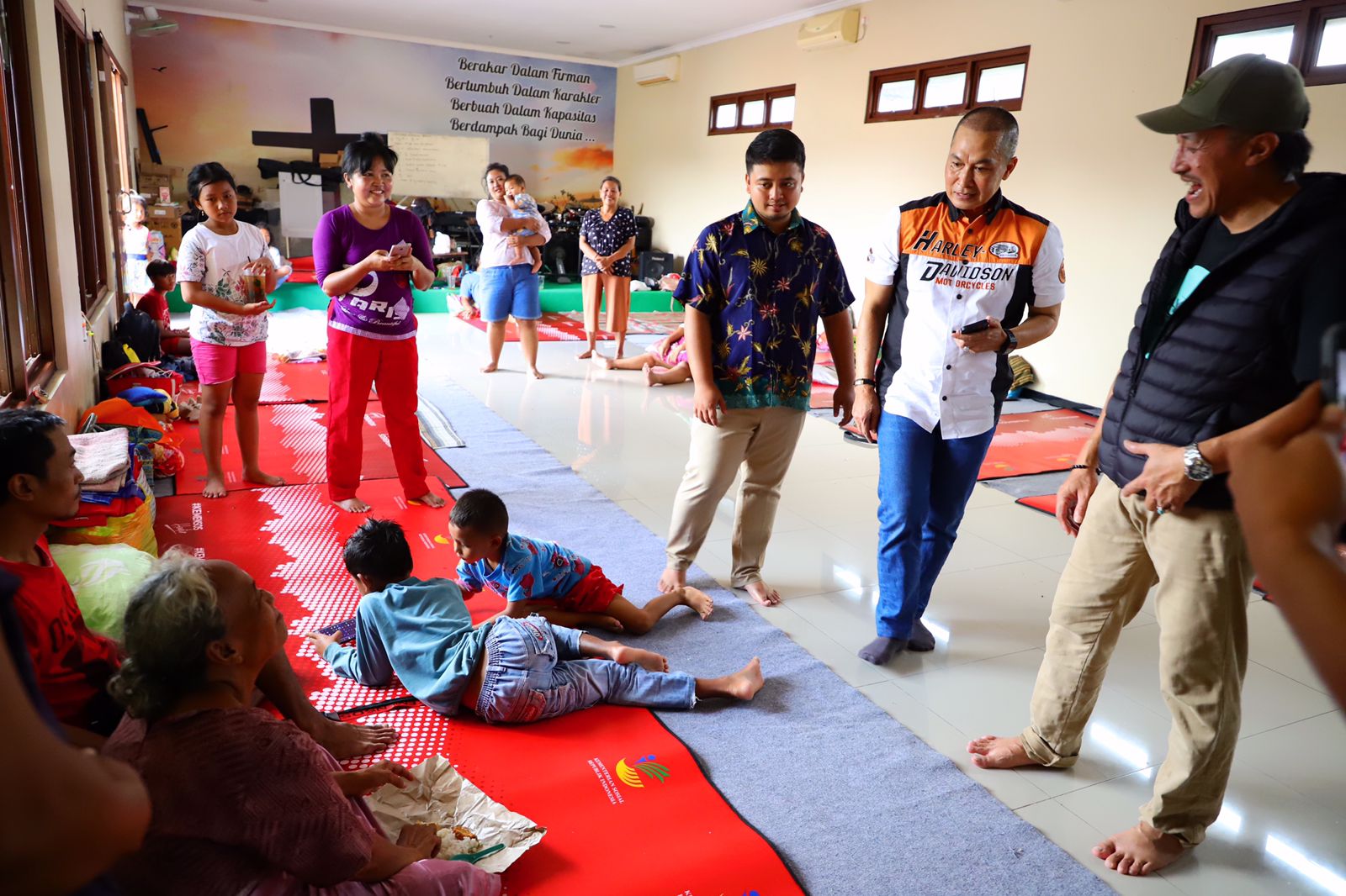 Kunjungan Bupati Kudus Hartopo ke GKMI Tanjung karang yang menjadi tempat pengungsian bagi korban banjir di KEcamatan Jati (4/3)