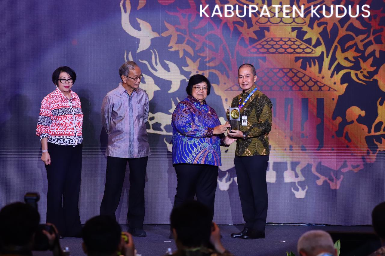 Penghargaan adipura 2022 diserahkan oleh Menteri Lingkungan Hidup dan Kehutanan (LHK) RI Siti Nurbaya kepada Bupati Kudus Hartopo di Auditorium Dr. Soedjarwo, Gedung Manggala Wanabakti, Jakarta, Selasa (28/2).
