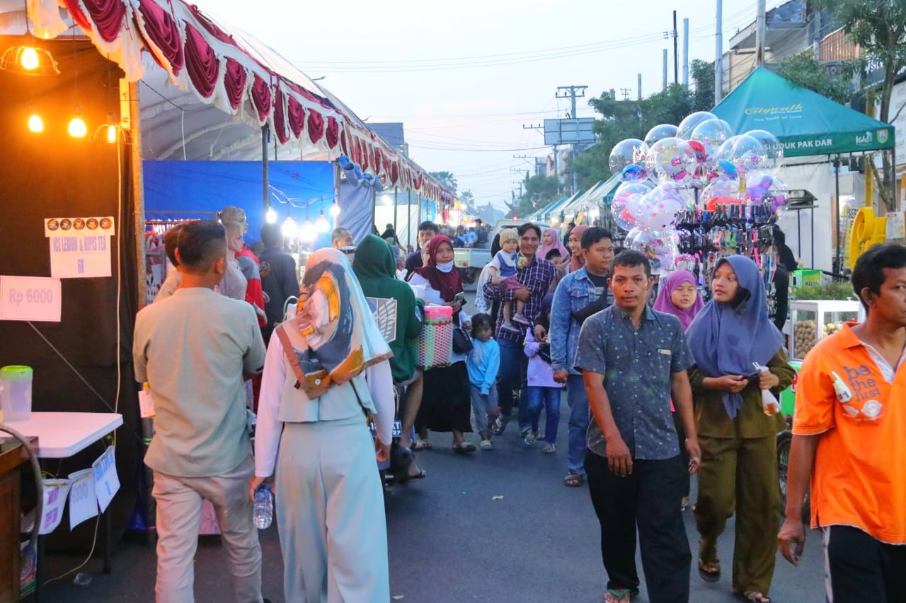 Suasana dandangan di Kudus yang dibuka pada Sabtu (11/3) hingga 22 Maret mendatang