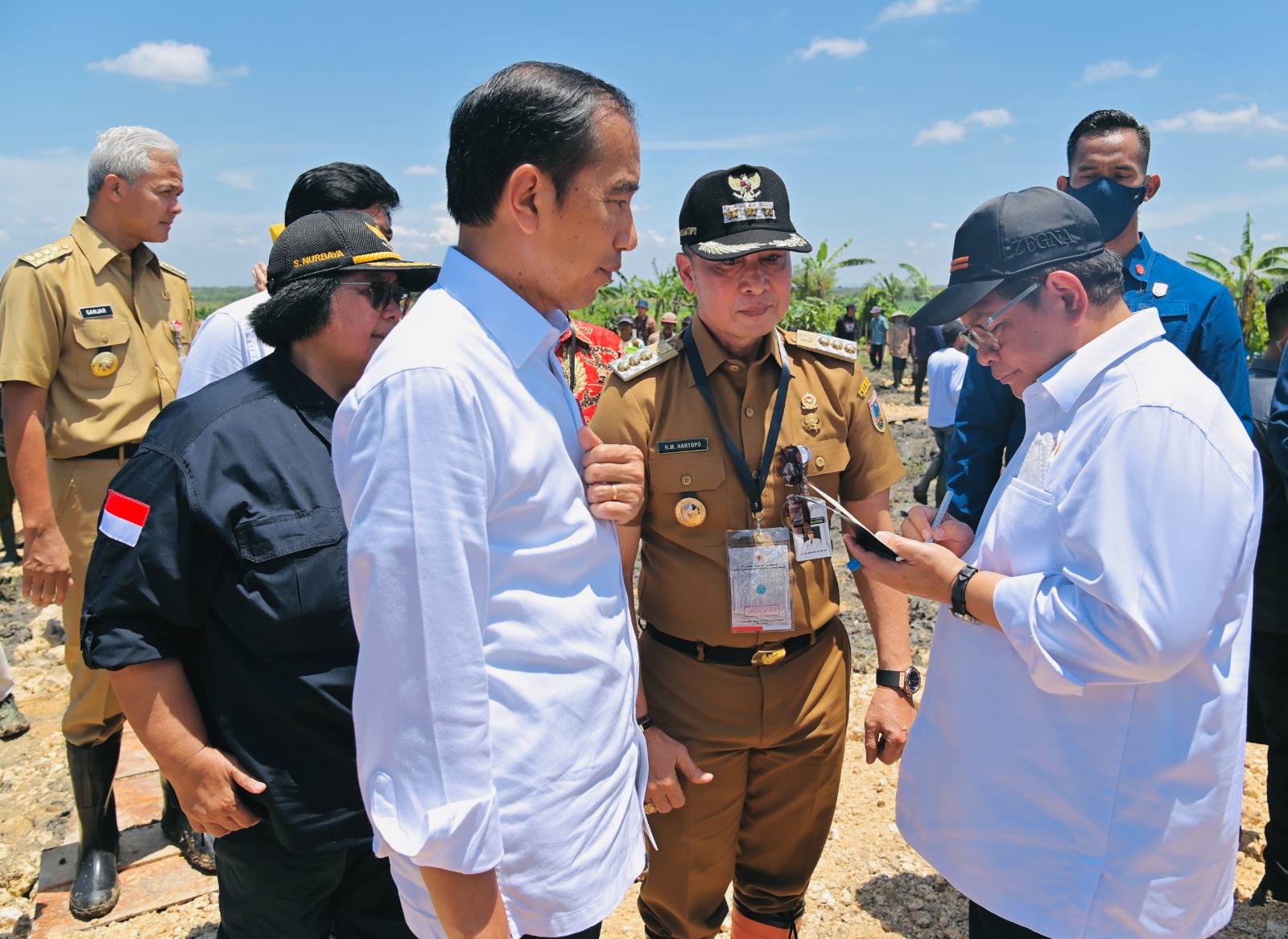 Bupati Kudus mengutarakan beberapa usulan soal Kudus ke Jokowi di Blora, Jumat (10/3)