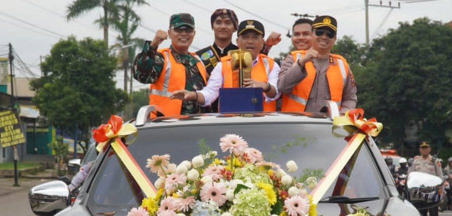 Trofi Adipura Kencana yang diperoleh oleh Kabupaten Jepara dikiran pada Rabu (1/3).