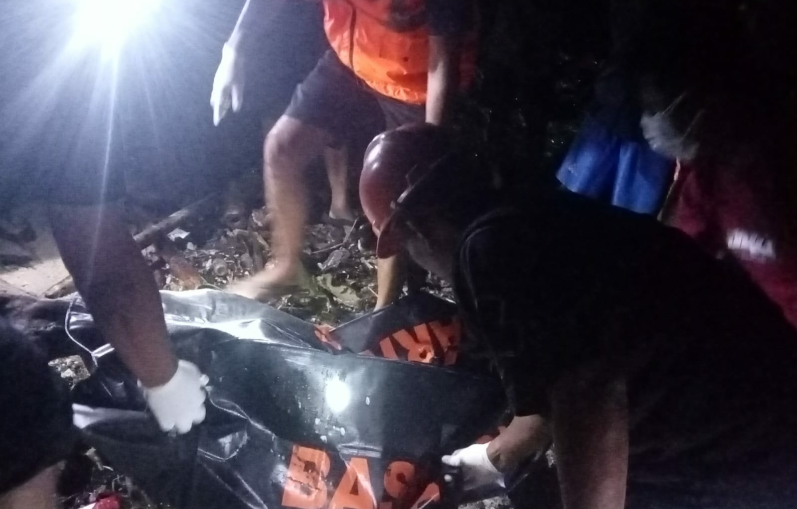 Evakuasi jenazah Hani, perempuan disabilitas yang hanyut di sungai pada 1 Maret 2023