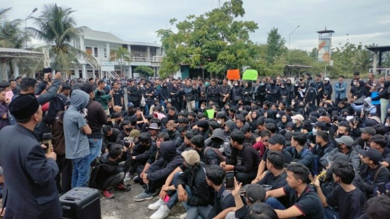 Ratusan mahasiswa STMIK Tasikmalaya yang berdemo setelah kampus mereka ditutup Kemendikbidristek (Foto: RadarTasik.id)