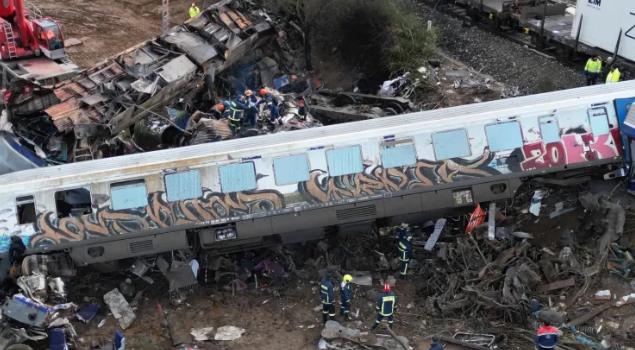 Gambar di tempat kejadian tabrakan antara kereta penumpang dan kereta kargo di Yunani yang menewaskan 36 orang pada Selasa (foto: Al Jazeera)
