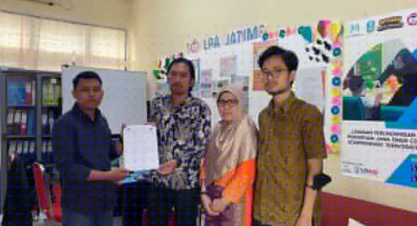 SCCC melaporkan kasus penganiayaan tahanan anak oleh oknum Linmas ke Lembaga Perlindungan Anak (LPA) Jatim, Kamis (2/3) (Foto: Suara Surabaya)