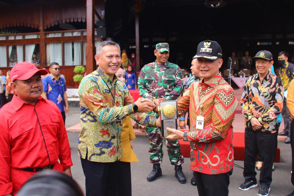 Bupati Kudus, Hartopo saat melaksanakan kirab penghargaan Adipura.