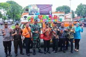Wujud Syukur & Terimakasih ke Masyarakat Kudus, Bupati Hartopo Kirab Penghargaan Adipura 2 Foto bersama jajaran Forkopimda dan pejabat di Pemkab Kudus