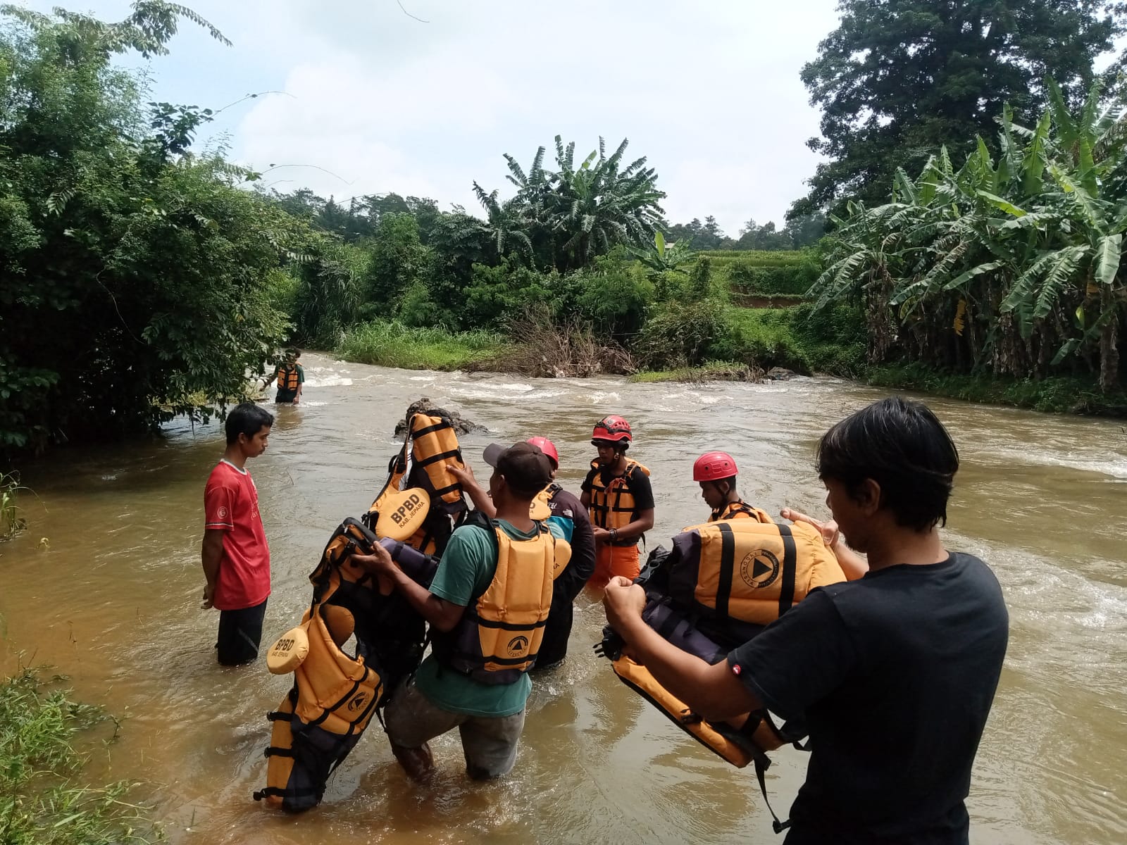 Tim SAR gabungan tengah menyisir area sungai di Kecapi, Kecamatan Tahunan, Kabupaten Jepara untuk mencari seorang perempuan disabilitas yang dikabarkan hilang di area sungai. (KlikFakta/BPBD Jepara)