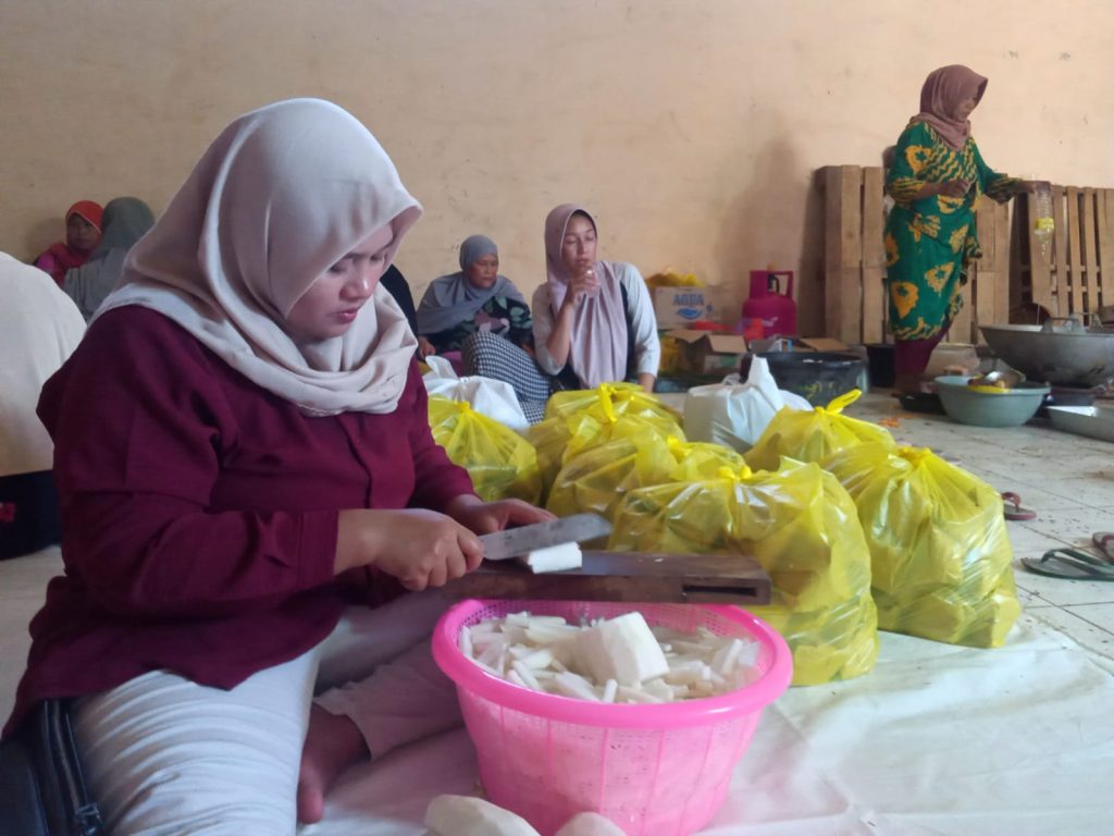 Lumbung Padi Desa Sowan Kidul Jepara Jadi Dapur Umum untuk Korban Banjir 4 WhatsApp Image 2023 03 03 at 12.35.57