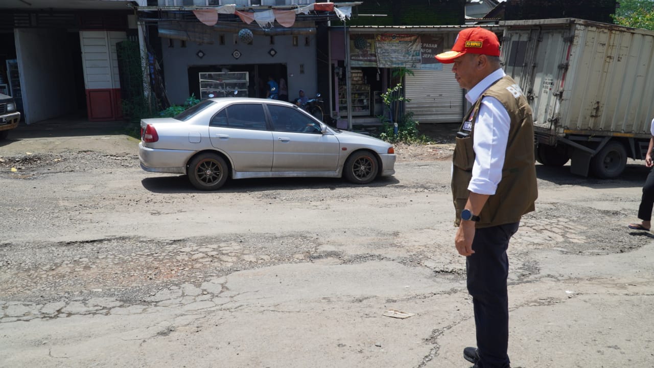 Peninjauan kerusakan jalan di Jepara (Foto: Diskominfo Jepara)