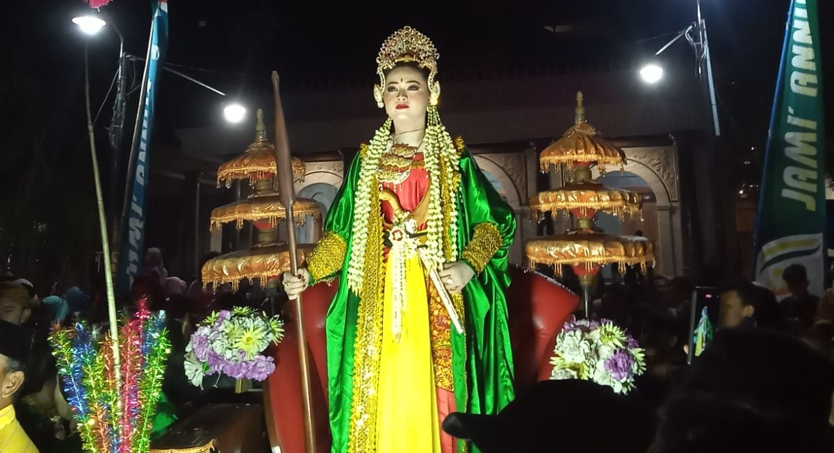 Peraga Ratu Kalinyamat yang berada di kereta kencana saat karnaval Baratan, Sabtu (04/03). (KlikFakta/Nur Ithrotul Fadhilah)