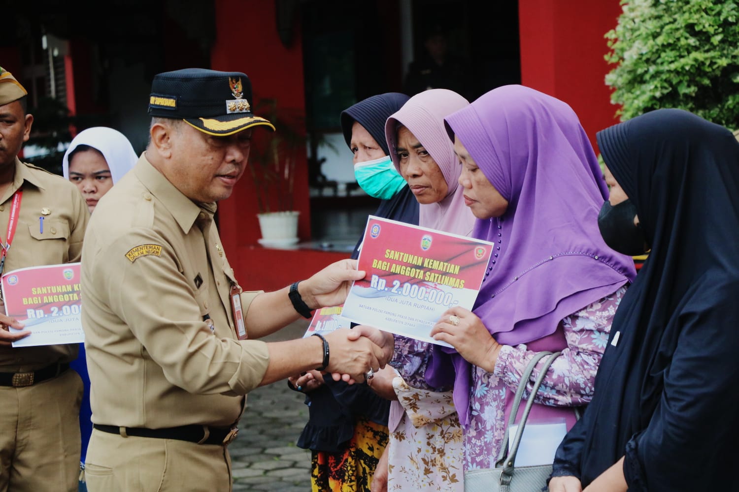 Pemerintah Kabupaten (Pemkab) Jepara menyerahkan santunan kematian sejumlah 2 juta rupiah kepada ahli waris anggota Satuan Perlindungan Masyarakat (Satlinmas) di Kabupaten Jepara (KlikFakta/Diskominfo Jepara)