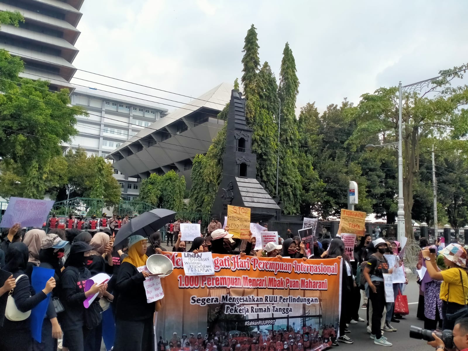peserta aksi yang tergabung dalam aliansi IWD Semarang menggelar aksi di depan Kantor Gubernuran Jawa Tengah pada Rabu (3/8/2023). (KlikFakta/Istimewa)