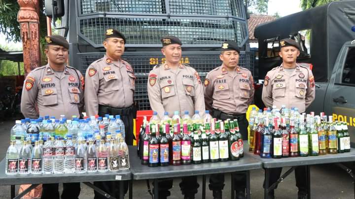 Ratusan botol miras yang disita oleh Polres Jepara (Foto: Polres Jepara)