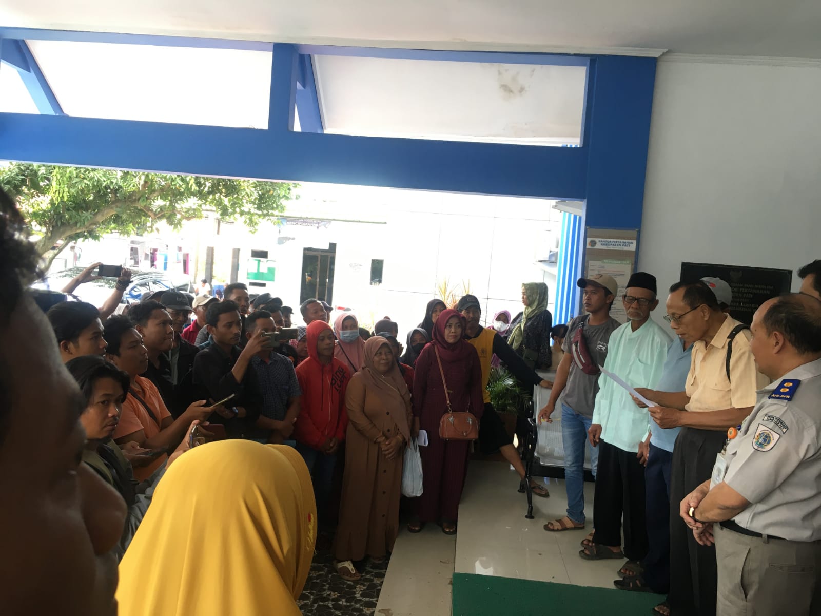 Ratusan petani gruduk BPN Pati pada Selasa (21/3/2023) untuk menuntut hak atas tanahnya yang dirampas oleh PT Laju Perdana Indah (KlikFakta/Istimewa)