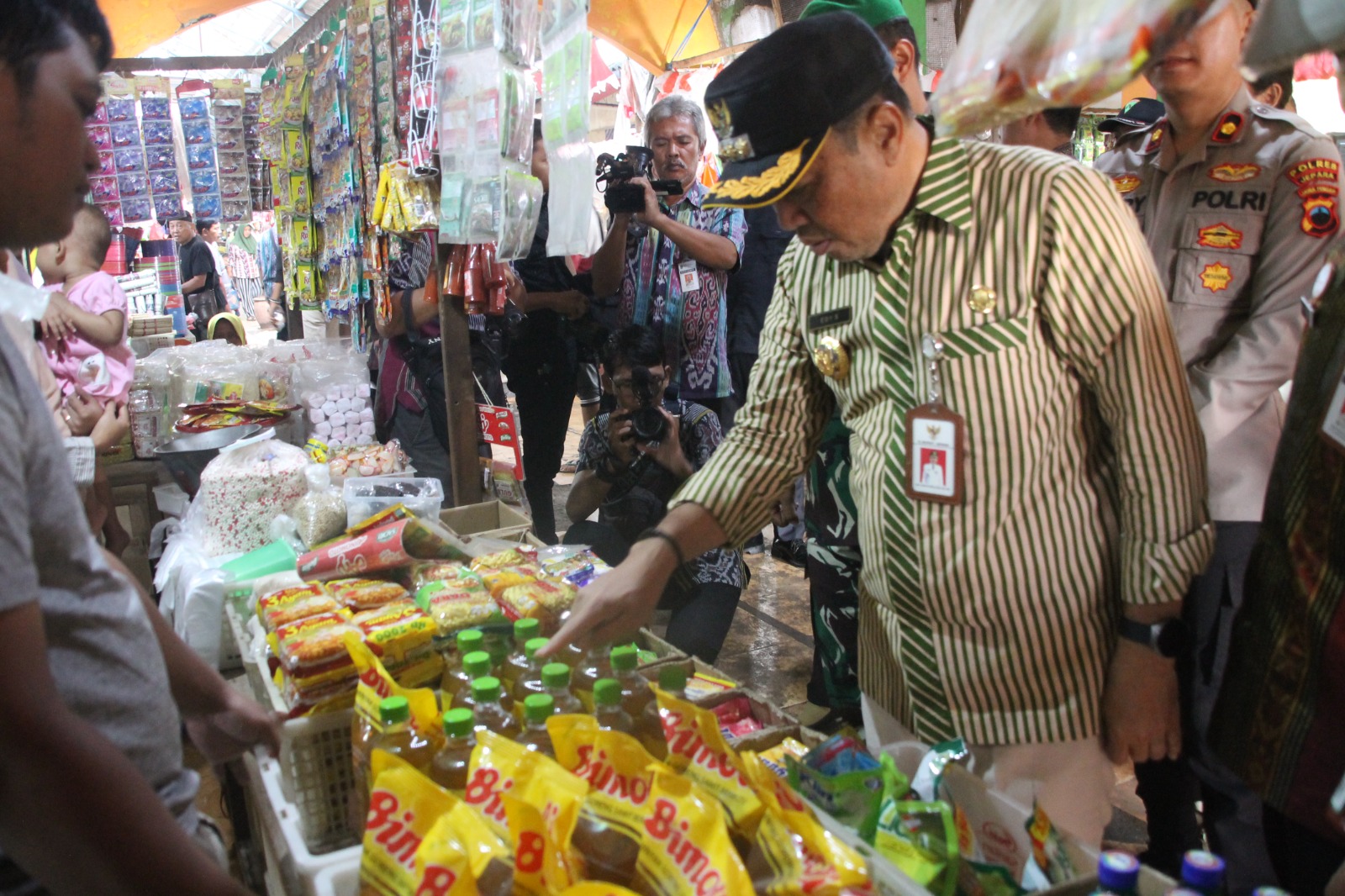 Pj Bupati Jepara memantau herga bahan pokok di Pasar Jepara II pada Selasa (21/3) (Foto: Diskominfo Jepara)